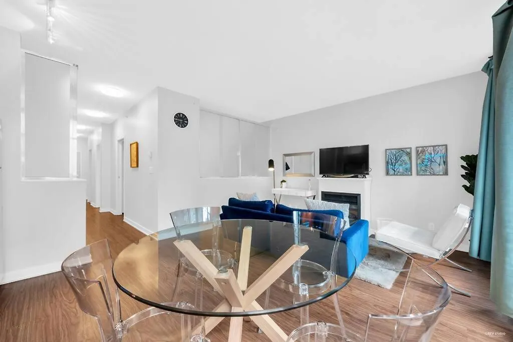 Lovely 2-Bedrooms Downtown Suite Free Parking Vancouver Apartment